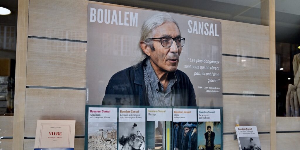 L'Algeria grazia lo scrittore franco-algerino Boualem Sansal, in carcere per cinque anni
