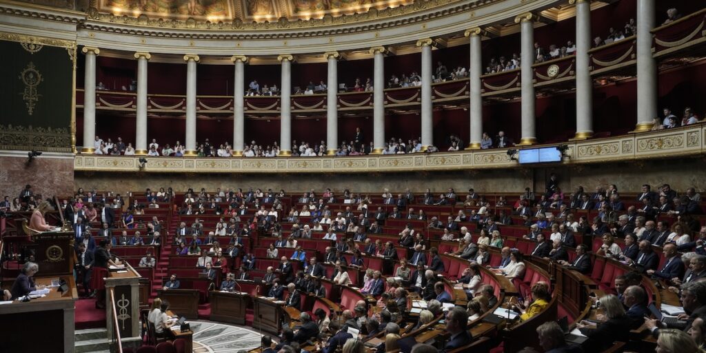 L'Assemblea Nazionale francese voterà sulla sospensione della riforma delle pensioni fino alle elezioni del 2027