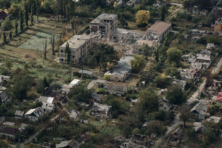 L’esercito russo avanza a Pokrovsk, ma la resistenza ucraina continua