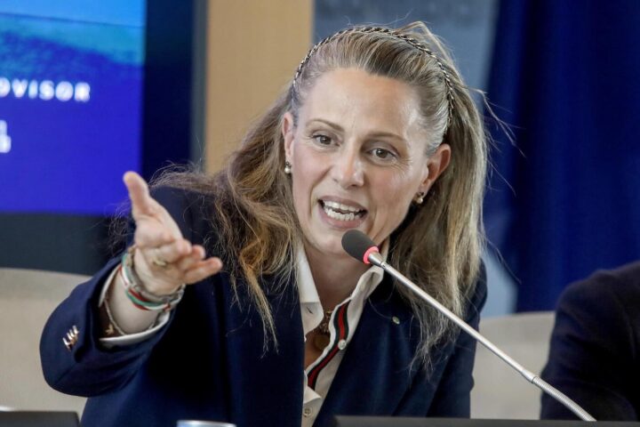 Lombardia, approvata mozione di sfiducia contro Federica Picchi per teorie no vax sui social