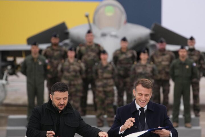 Macron e Zelensky firmano accordo strategico per armamenti ucraini a Villacoublay