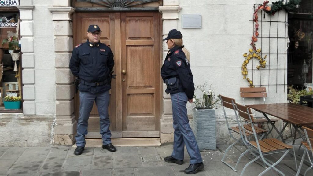 Madre ucraina uccide il figlio di nove anni a Muggia durante incontro non protetto