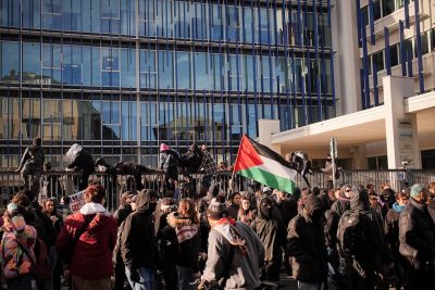 Manifestanti vandalizzano la sede de La Stampa a Torino durante un corteo in difesa dell'imam Shahin
