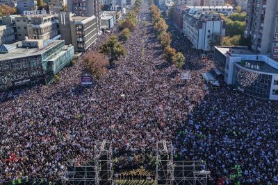 Manifestazione a Novi Sad per ricordare il crollo della tettoia e le sue vittime