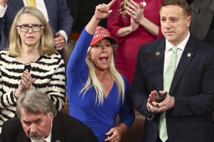 Marjorie Taylor Greene si dimette dal Congresso: l'ex sostenitrice di Trump critica le sue scelte