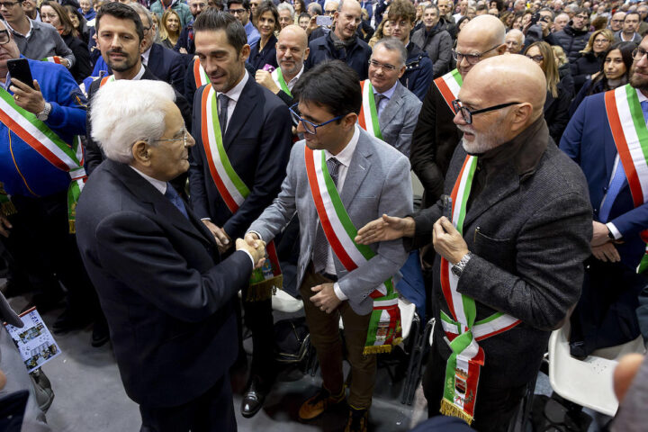 Mattarella riceve standing ovation a Padova durante il primo intervento pubblico dopo le tensioni con Palazzo Chigi