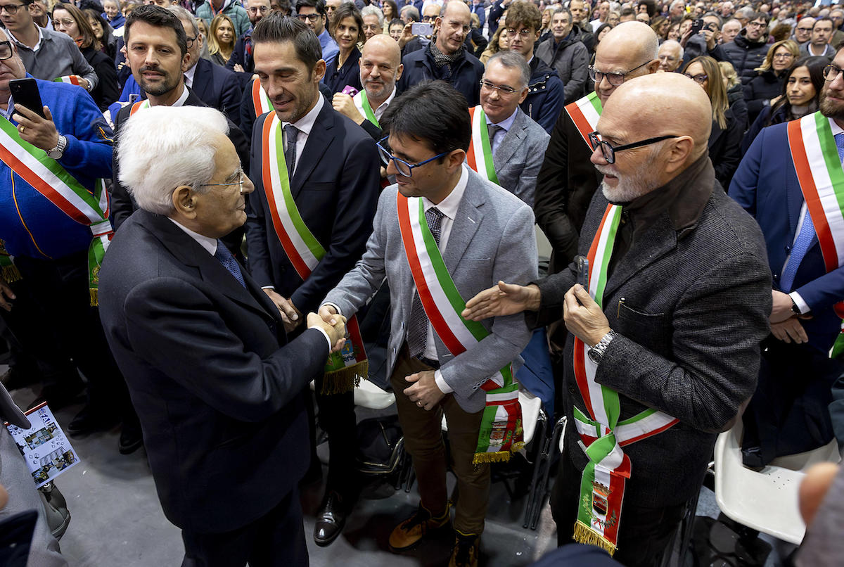 Mattarella riceve standing ovation a Padova durante il primo intervento pubblico dopo le tensioni con Palazzo Chigi