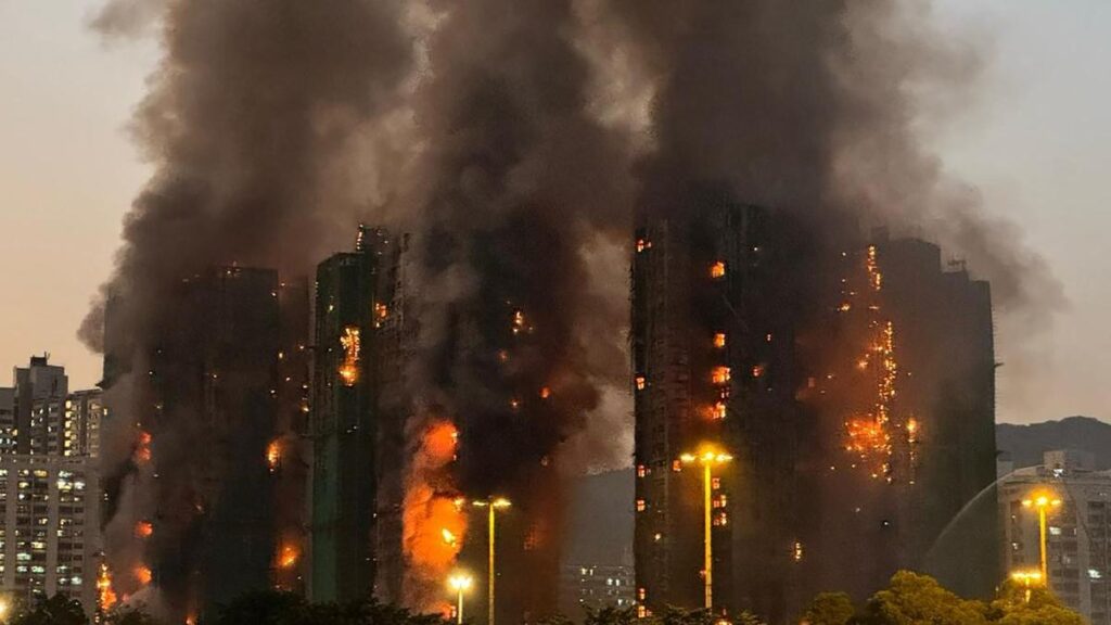 Maxi incendio a Hong Kong, quattro morti e due feriti gravi in un complesso residenziale