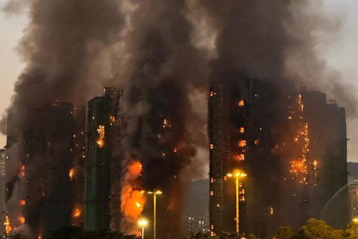 Maxi incendio a Hong Kong, quattro morti e due feriti gravi in un complesso residenziale