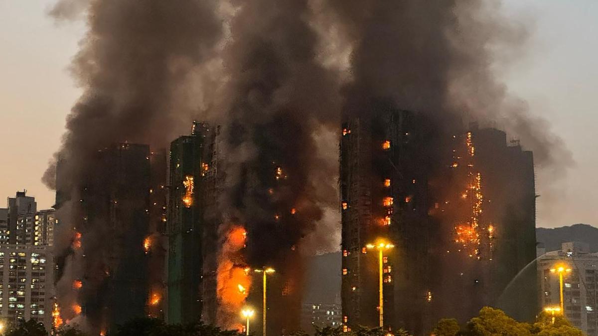 Maxi incendio a Hong Kong, quattro morti e due feriti gravi in un complesso residenziale