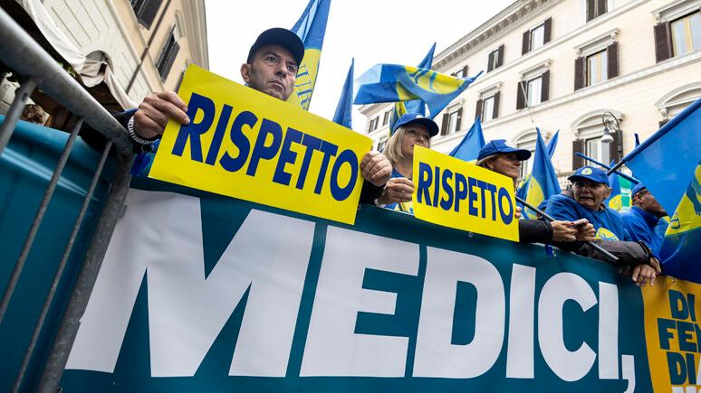 Medici in Italia: "Riorganizzare il sistema sanitario, spostiamo i professionisti, non i pazienti"
