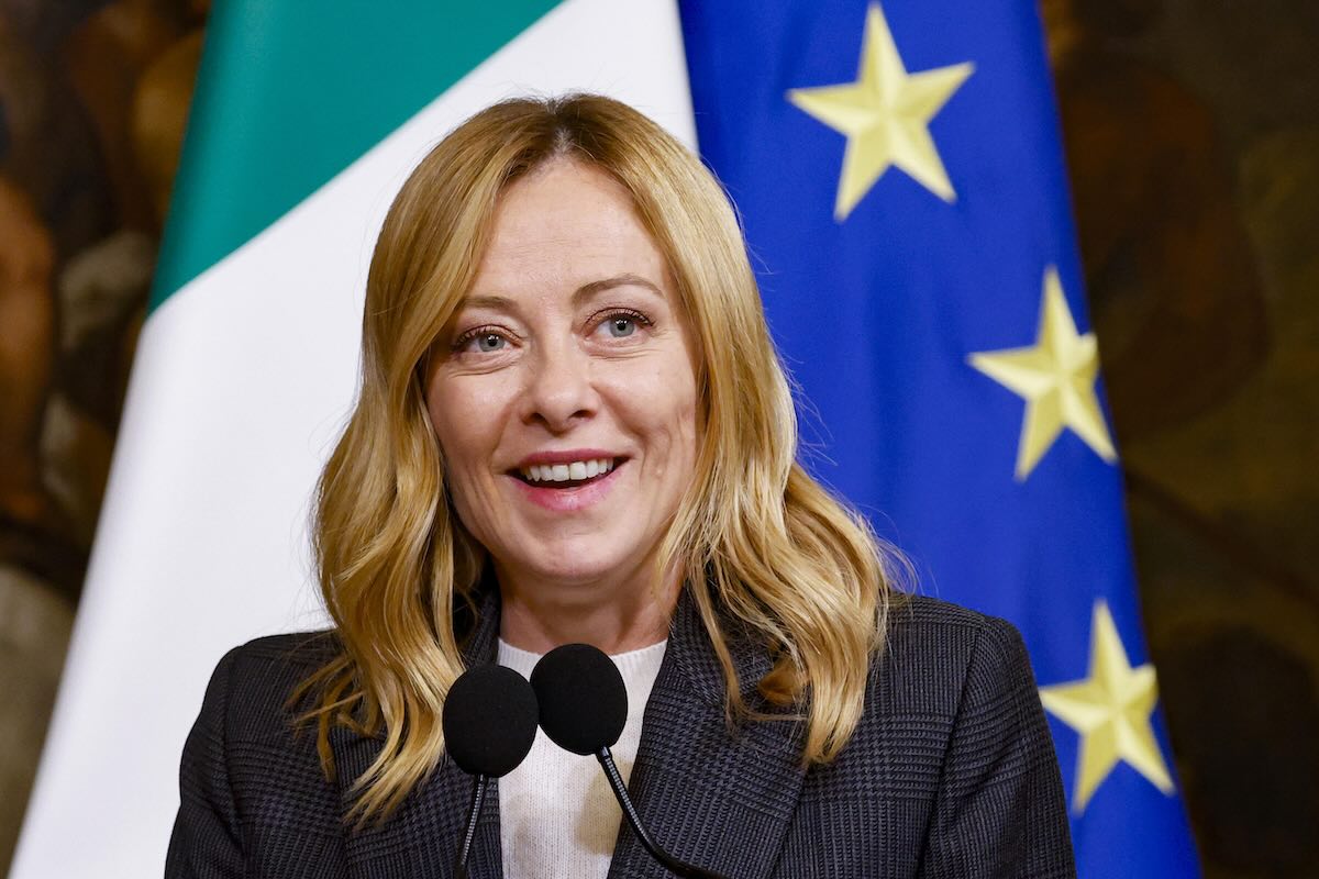 Meloni accetta il dibattito con Schlein ad Atreju, ma chiede la presenza di Conte