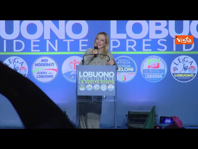Meloni in comizio a Bari: "Vi voglio bene" per sostenere Lobuono alle regionali in Puglia