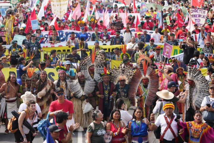 Migliaia di persone manifestano a Belém per giustizia climatica durante la COP30