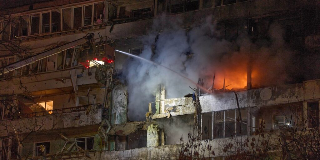 Nuovi bombardamenti russi a Kiev causano la morte di sei persone e feriscono cinque