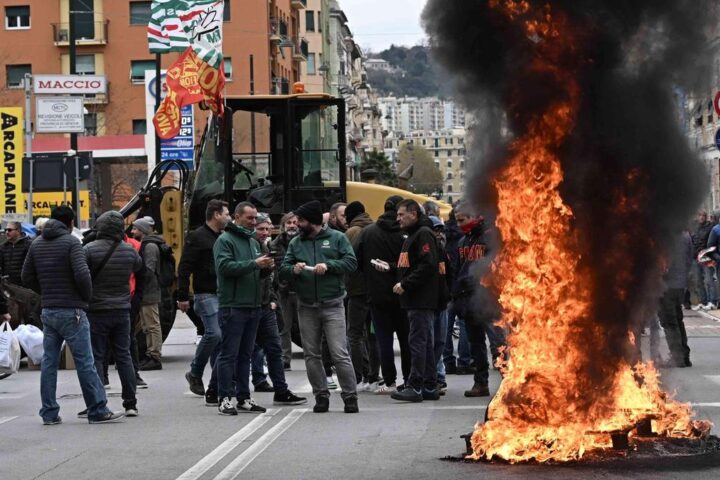 Occupazione dello stabilimento ex Ilva a Taranto, lavoratori chiedono certezze sul futuro produttivo e occupazionale
