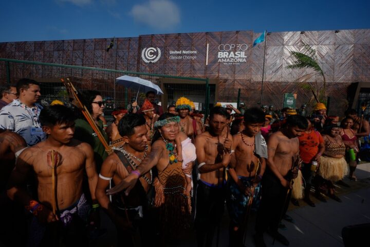 Popoli indigeni bloccano l'ingresso della COP30 a Belém, chiedendo inclusione e diritti sulla terra