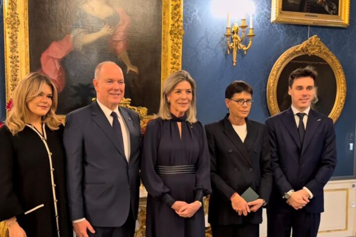 Principi Alberto e Charlène partecipano alla Festa Nazionale di Monaco con Caroline e Stéphanie