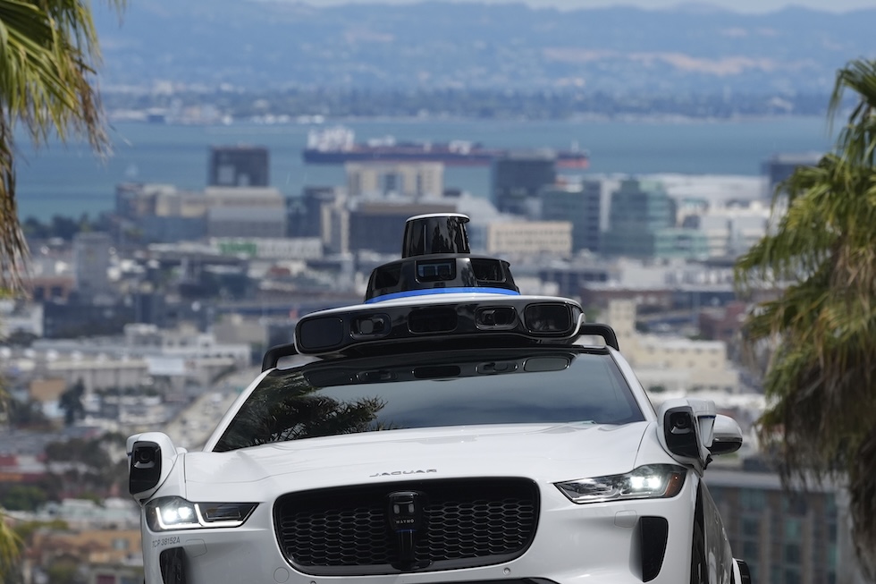 Proteste a San Francisco per la morte del gatto KitKat investito da un taxi robot Waymo