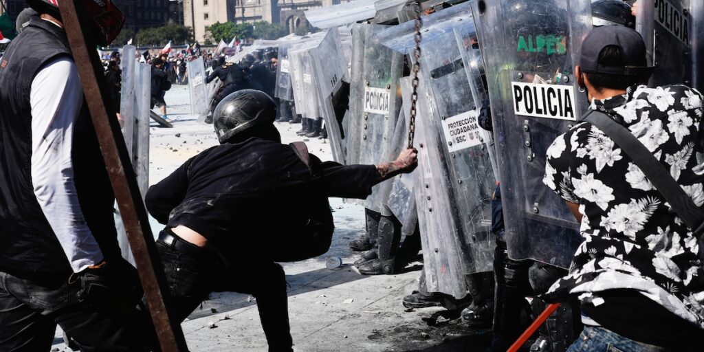Proteste in Messico per la sicurezza: scontri e venti arresti dopo l'omicidio di un sindaco