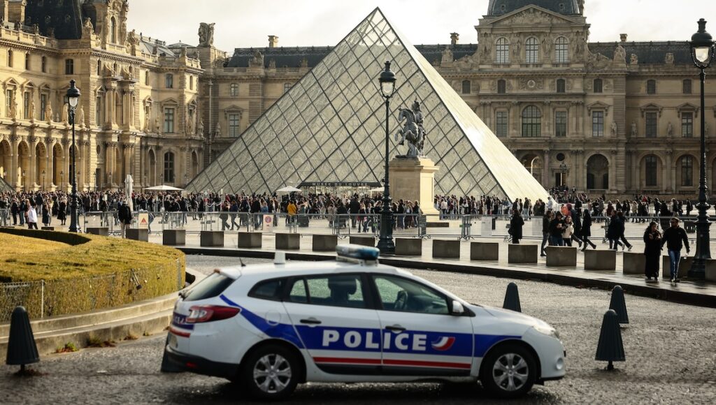 Quattro nuove arresti per il furto di gioielli al Louvre di Parigi