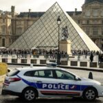 Quattro nuove arresti per il furto di gioielli al Louvre di Parigi
