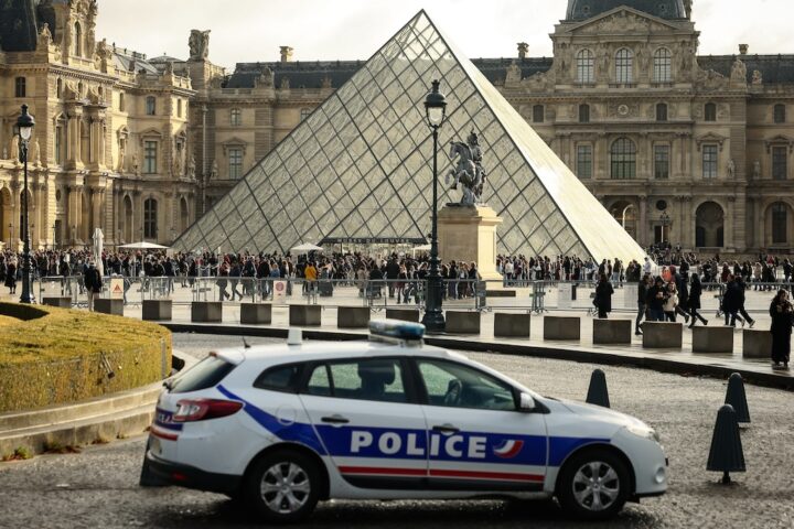 Quattro nuove arresti per il furto di gioielli al Louvre di Parigi