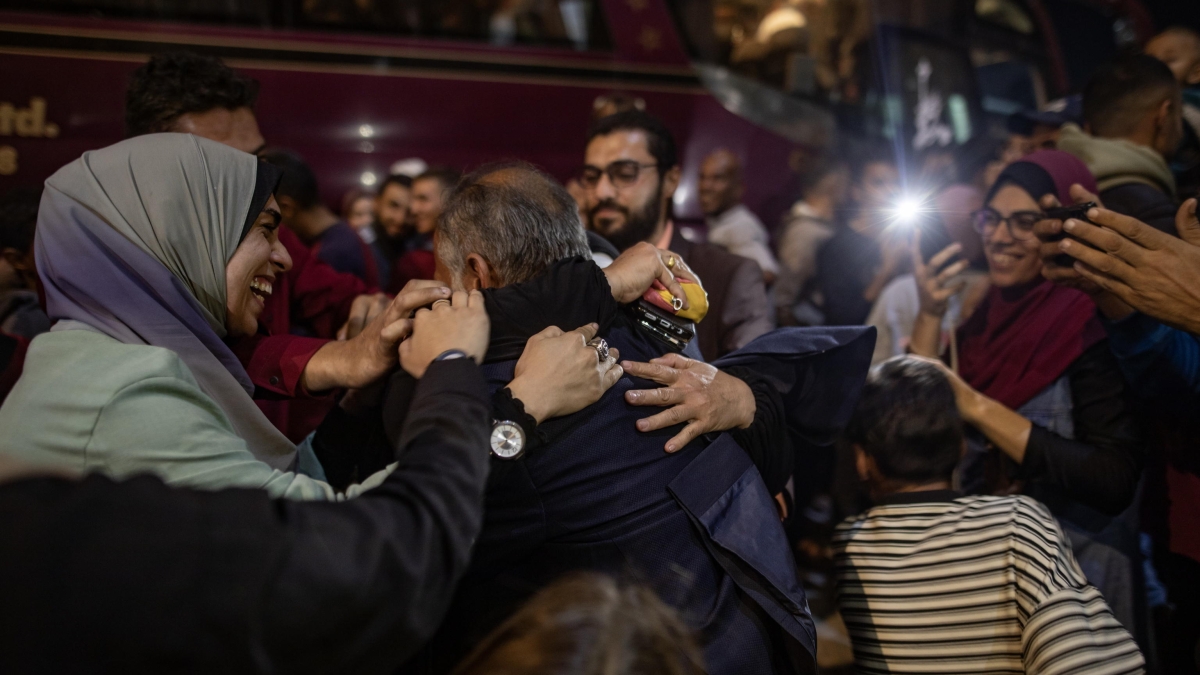 Raid aereo israeliano a Gaza City: riportati 13 feriti, uno in condizioni critiche