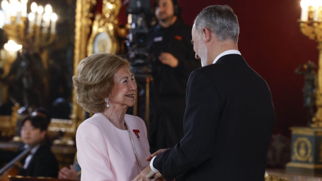 Re Felipe di Spagna celebra 50 anni di monarchia e onora la regina Sofia con il Toson d'Oro