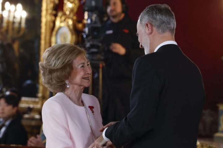 Re Felipe di Spagna celebra 50 anni di monarchia e onora la regina Sofia con il Toson d'Oro