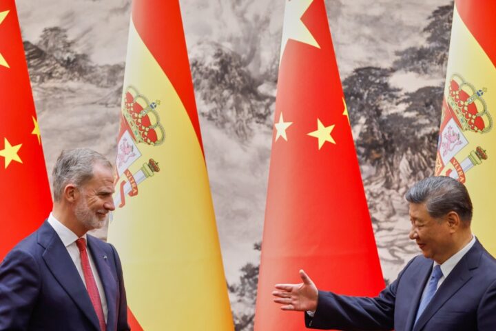Re Felipe VI e Letizia ricevuti con onori al Palazzo del Popolo durante la storica visita in Cina