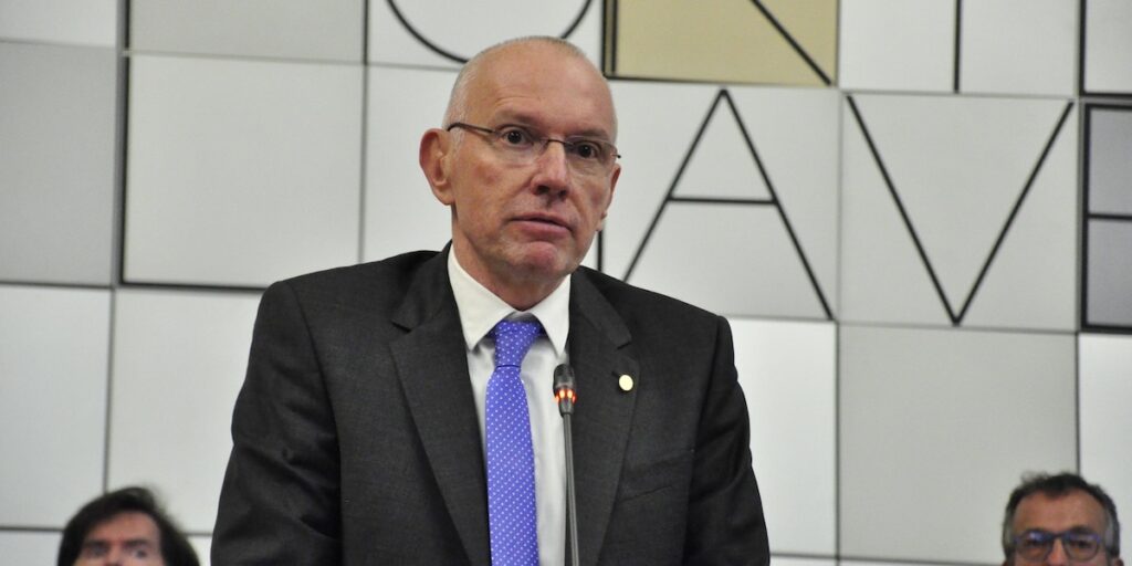 Renzo Testolin riconfermato presidente della Valle d'Aosta dal consiglio regionale