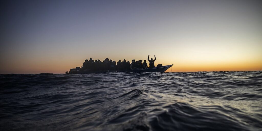 Ribaltamento di gommone al largo della Libia, 42 migranti risultano disperse