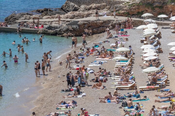 Rifiuti sulle spiagge di Dubrovnik: emergenza e intervento del sindaco