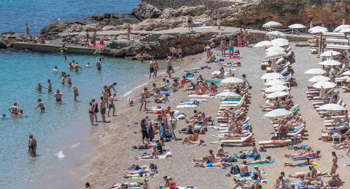 Rifiuti sulle spiagge di Dubrovnik: emergenza e intervento del sindaco