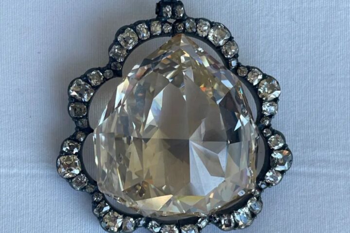 Ritrovato in Canada il tesoro degli Asburgo: la corona di Sissi e il diamante Florentiner recuperati in un caveau