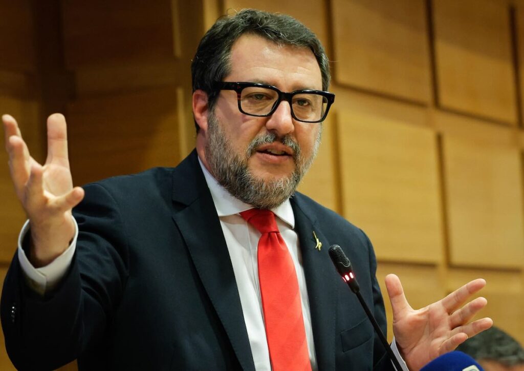 Salvini: "Niente aiuti all'Ucraina se i soldi servono per pagare corruzione e lussi all'estero"