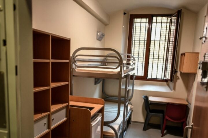 Sarkozy dopo 20 giorni in carcere: si è nutrito di yogurt e ringrazia il personale penitenziario