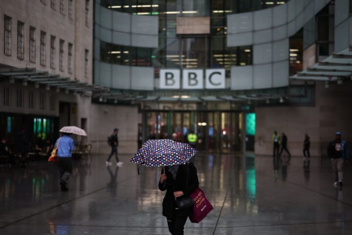Scandali e crisi alla Bbc: la battaglia per la credibilità della televisione britannica