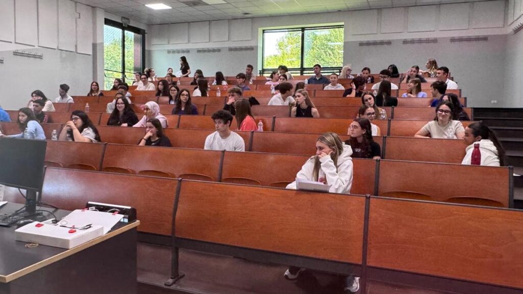 Scandalo esami di medicina: foto delle prove diffuse sui social, il Ministero annuncia annullamento se irregolarità confermate