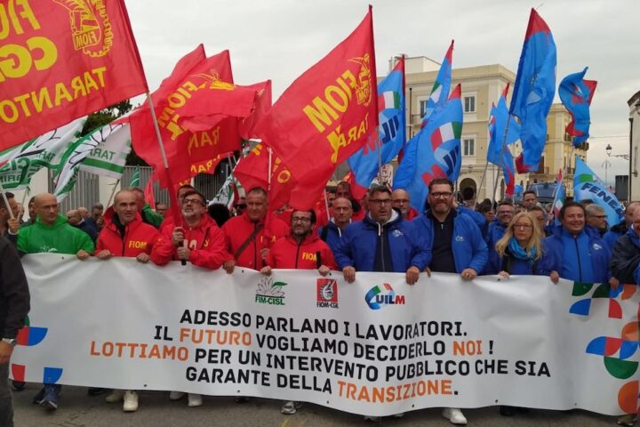 Sciopero di 24 ore dei dipendenti dell'ex ILVA a Genova contro la cassa integrazione e la vendita dell'azienda