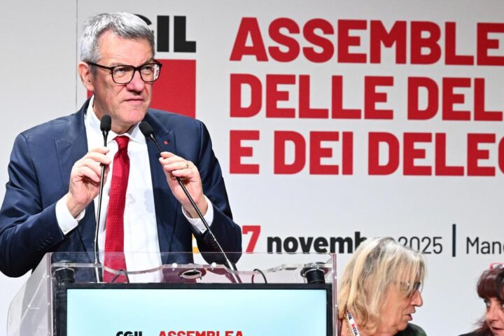 Sciopero generale della Cgil il 12 dicembre contro la manovra, Meloni e Salvini criticano la scelta del giorno