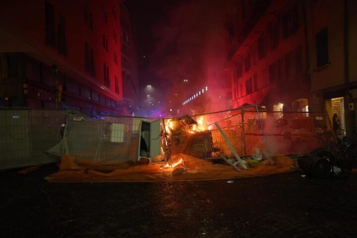 Scontri a Bologna tra forze dell'ordine e collettivi proPal: danni di oltre 100mila euro