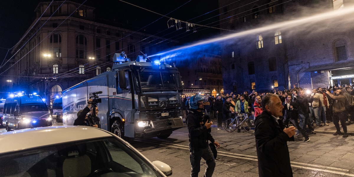 Scontri a Bologna tra polizia e manifestanti contro la partita Virtus-Maccabi Tel Aviv