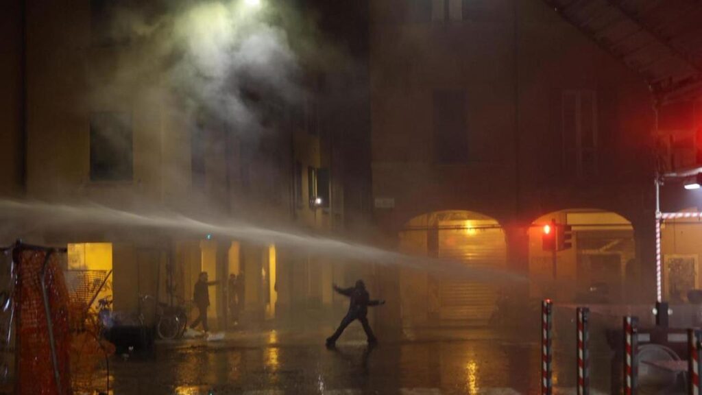Scontri tra manifestanti e polizia a Bologna durante il match di Eurolega tra Virtus e Maccabi