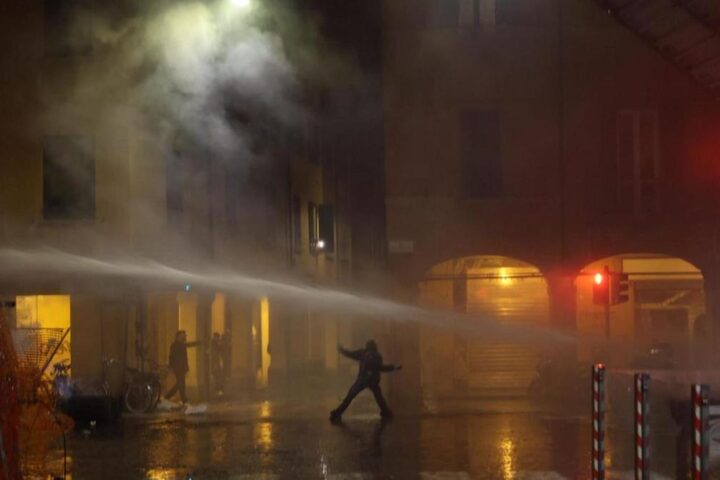 Scontri tra manifestanti e polizia a Bologna durante il match di Eurolega tra Virtus e Maccabi