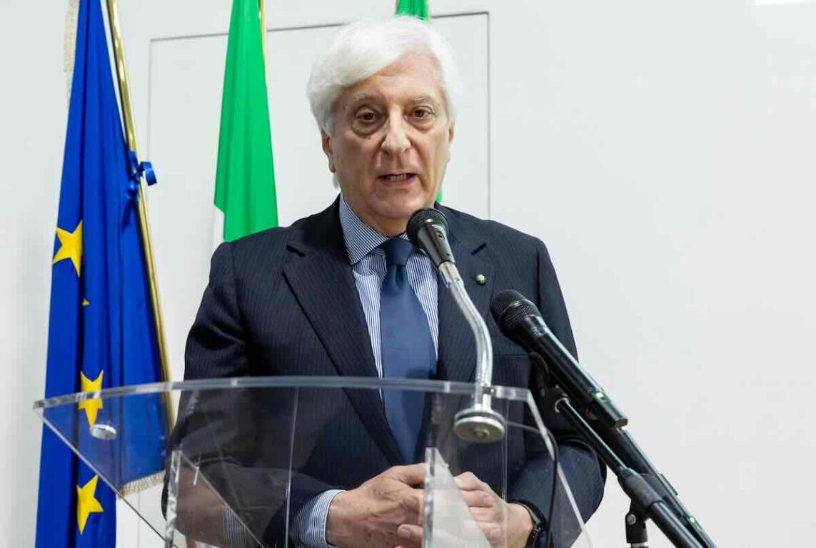 Sergio Mattarella ha concesso in prestito opere d'arte a Giorgia Meloni, ma l'assicurazione è stata firmata solo dopo un anno