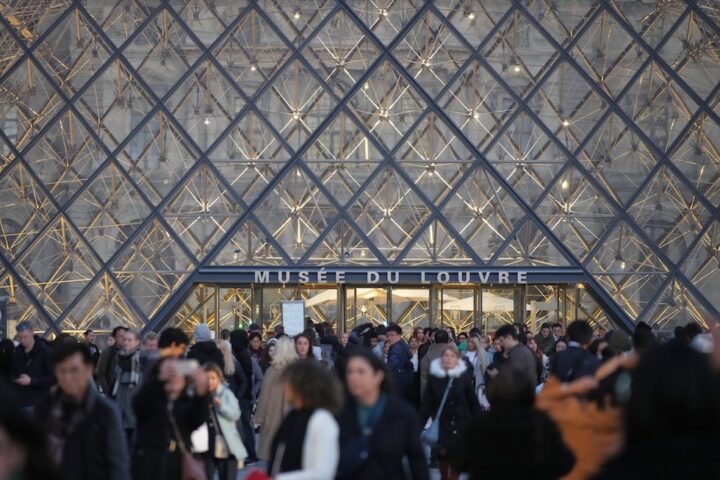 Severi problemi di sicurezza al Louvre: il rapporto mette in luce vulnerabilità e carenze strutturali