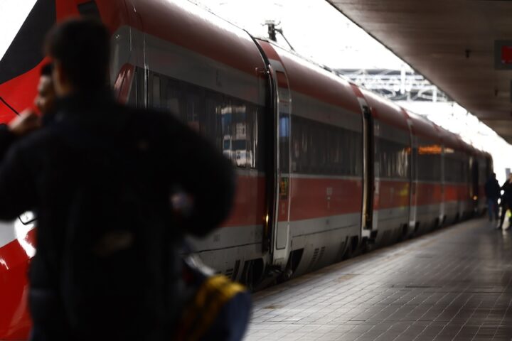 Situazione dei trasporti in Italia alle 13, sciopero generale causa disagi nel settore