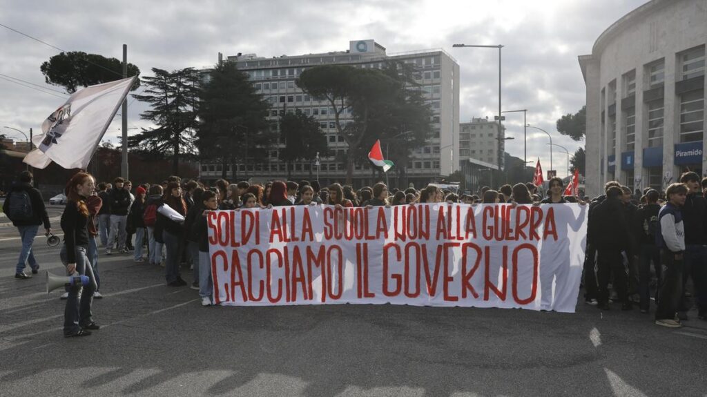 Studenti in piazza per il No Meloni Day: proteste contro il governo e la guerra in Medio Oriente